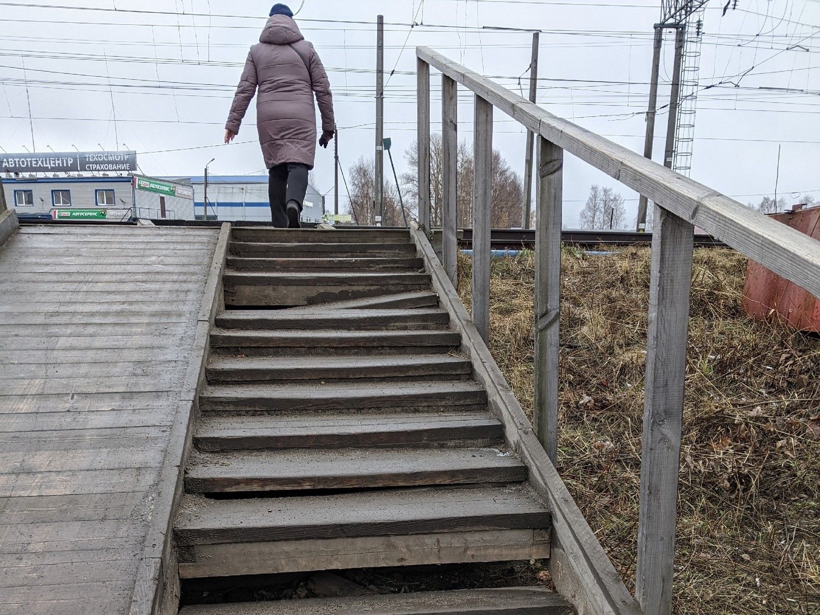 Горожане раскритиковали деревянную лестницу у железнодорожного перехода на Достоевского