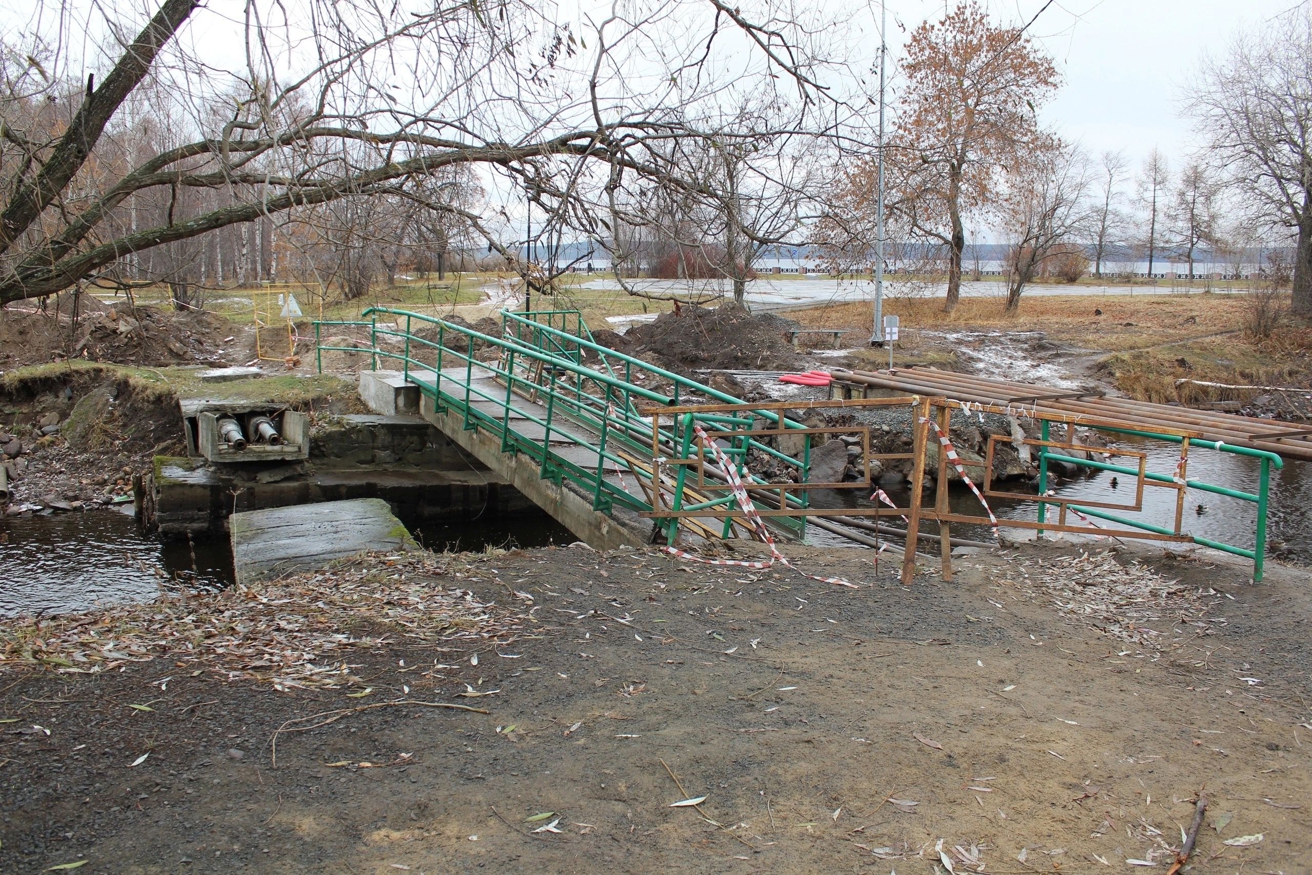 Вместо аварийного моста через Лососинку в Якорном парке построят новый
