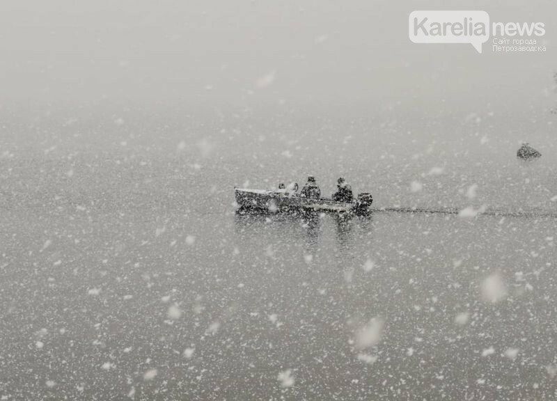 Рыбаки перевернулись на лодке в Онежском озере в Прионежском районе