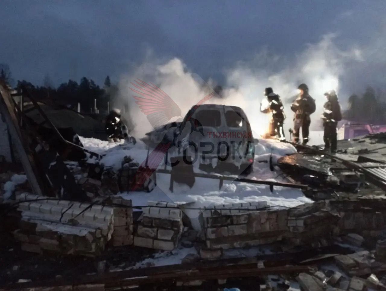 В Ленобласти из-за взрыва газового баллона уничтожены три гаража и госпитализирован мужчина