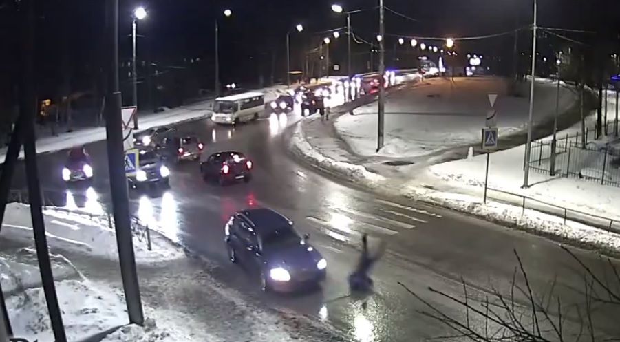 Водитель кроссовера жестко сбил пешехода в Петрозаводске Водитель кроссовера жестко сбил пешехода в Петрозаводске