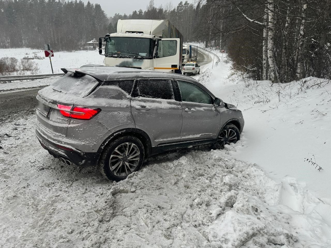 Жительница Санкт-Петербурга пострадала в ДТП с грузовиком на трассе в Карелии