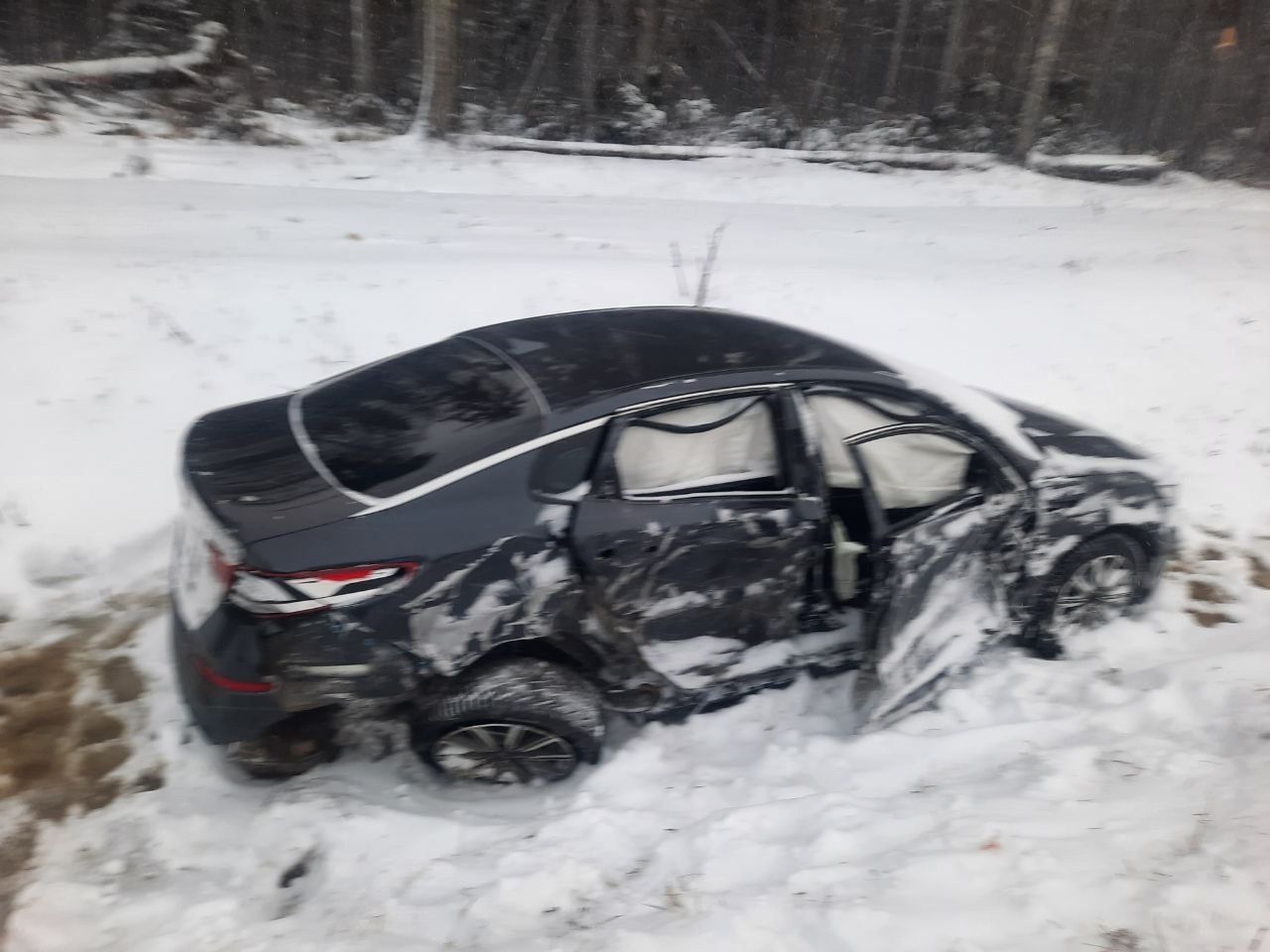 Стали известны подробности ДТП на трассе «Кола», где жестко столкнулись большегруз и легковой автомобиль