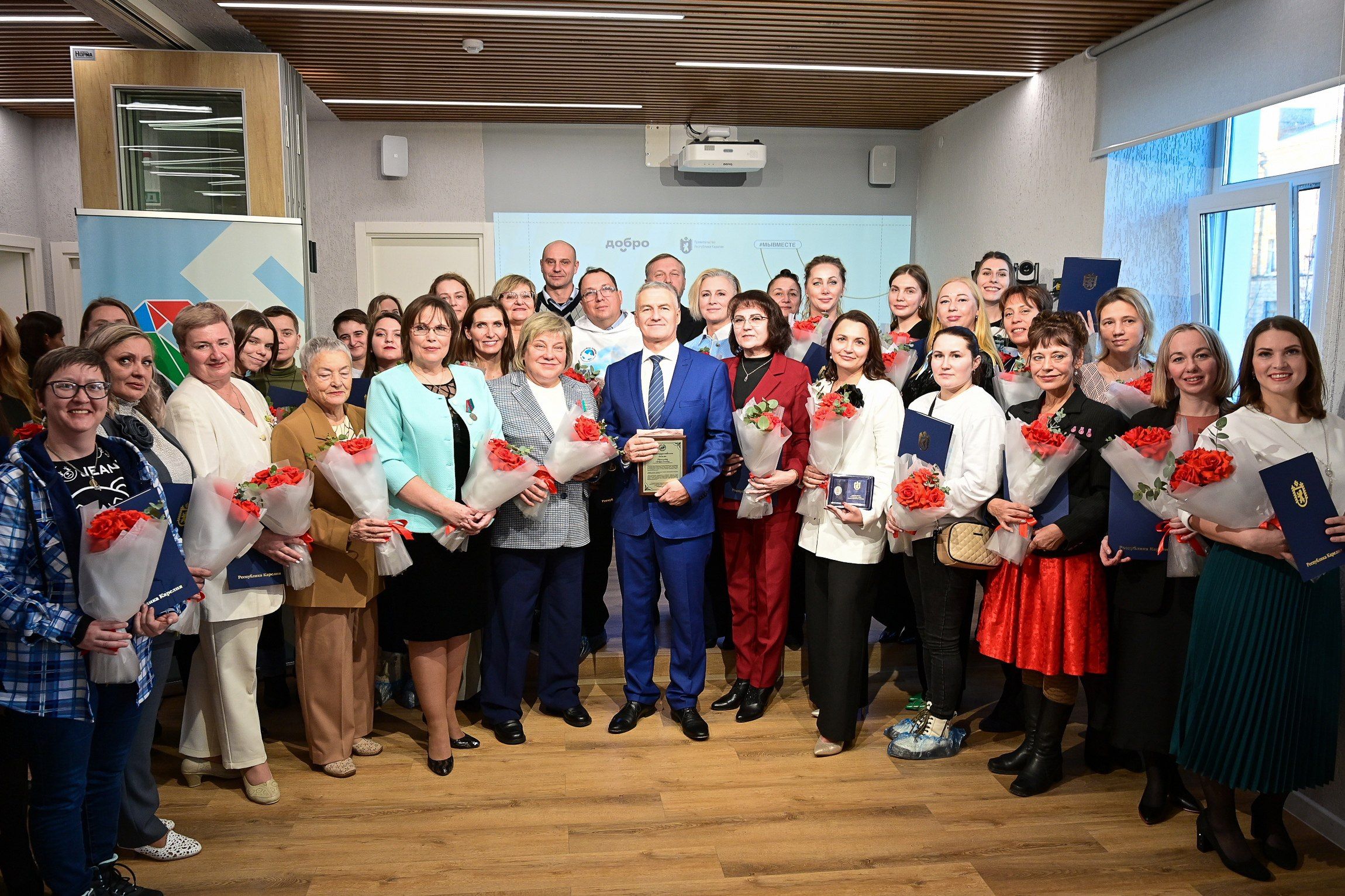 Артур Парфенчиков вручил государственные награды добровольцам Карелии