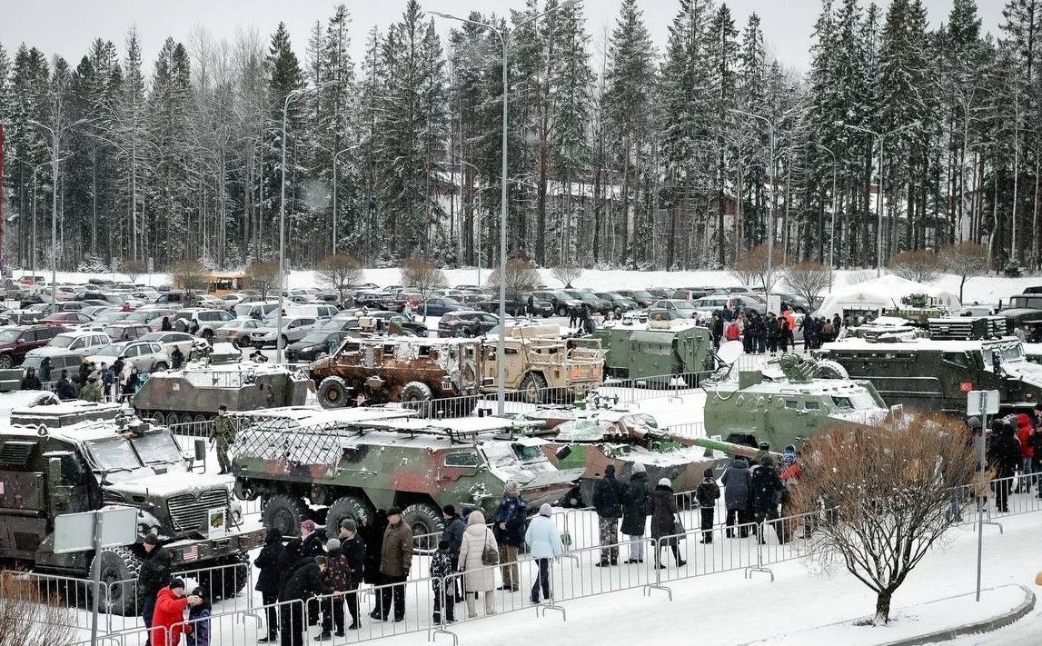 Артур Парфенчиков открыл в Петрозаводске выставку трофейной техники из зоны СВО