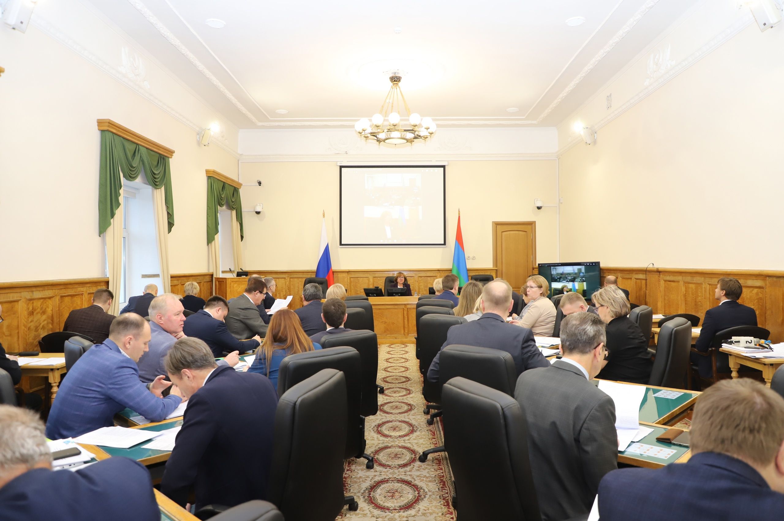 Дороги, школы, ЖКХ. Важные поправки в бюджет Карелии обсудили депутаты Заксобрания