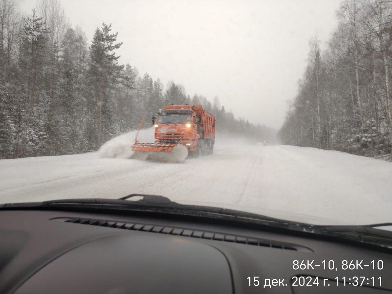 Более ста единиц техники вышли на уборку дорог в Карелии