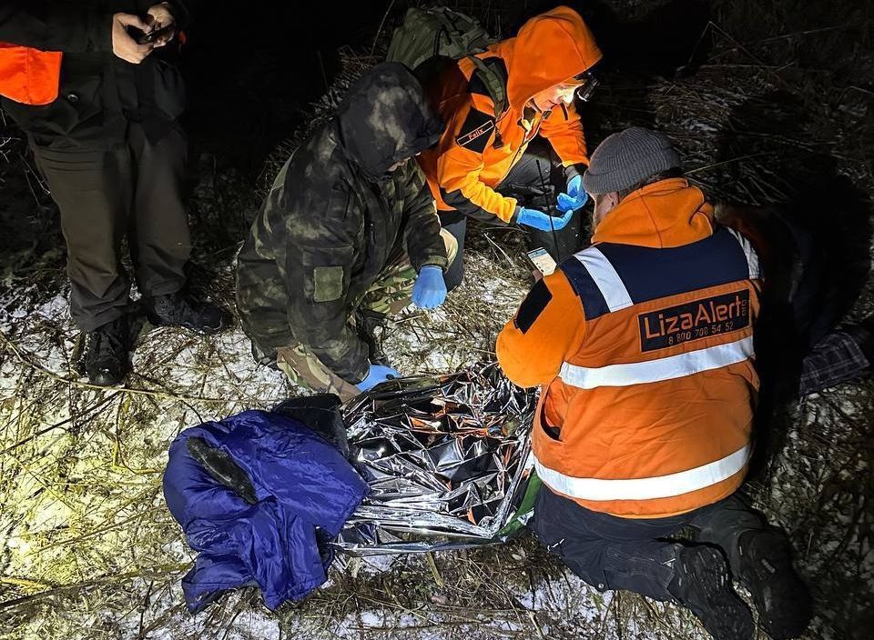 Поисковики нашли 87-летнюю бабушку, которая ушла в лес в тапочках, но она не выжила