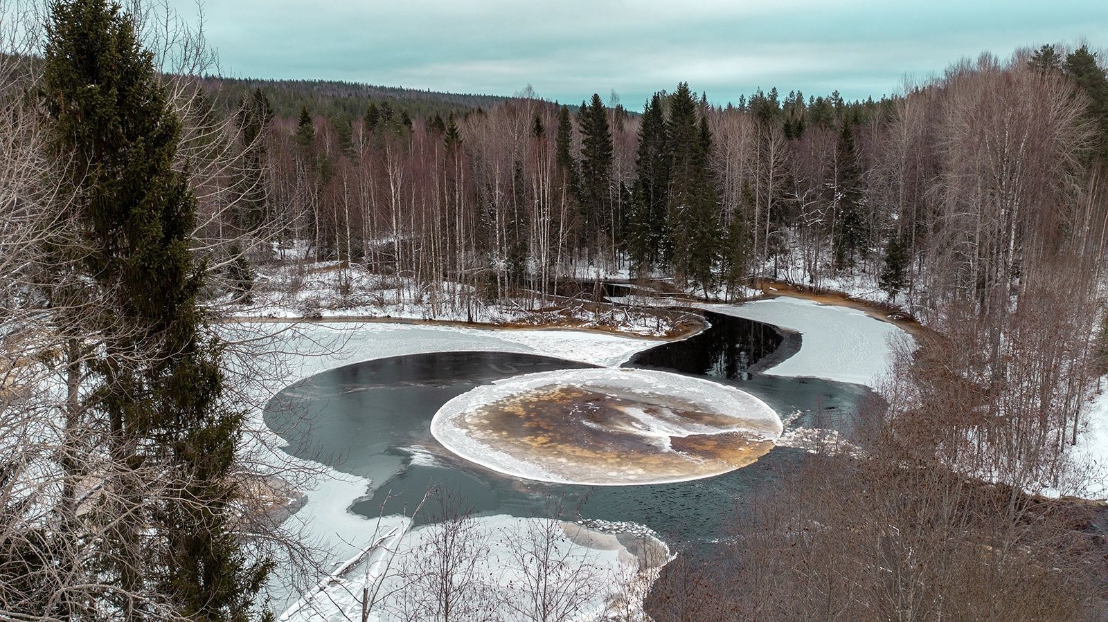 Огромный ледяной круг запечатлел на реке Кумса в Карелии известный фотограф