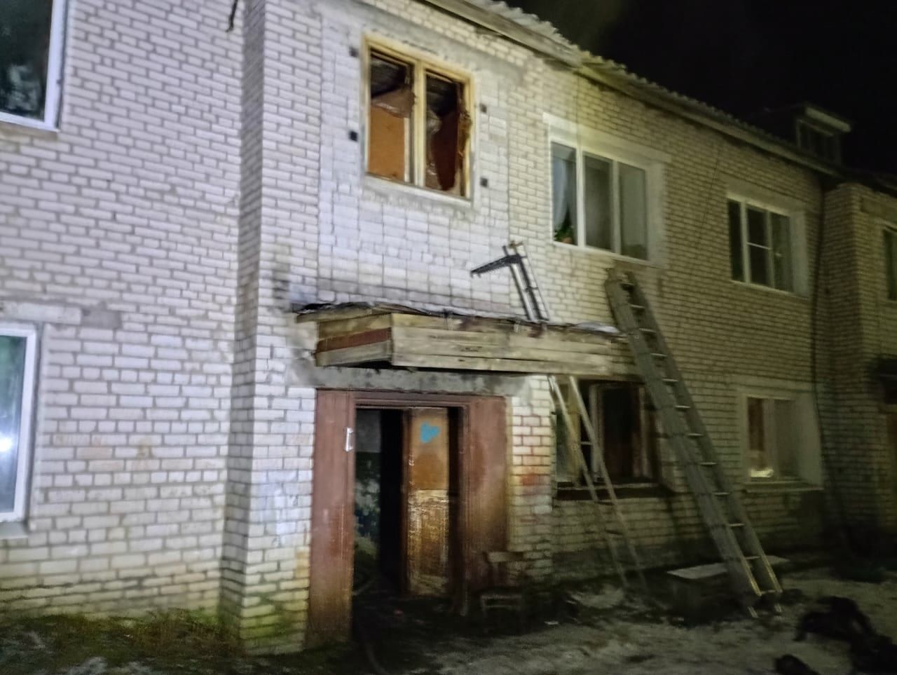 Пожарные спасли трех человек из горящего дома в карельском поселке