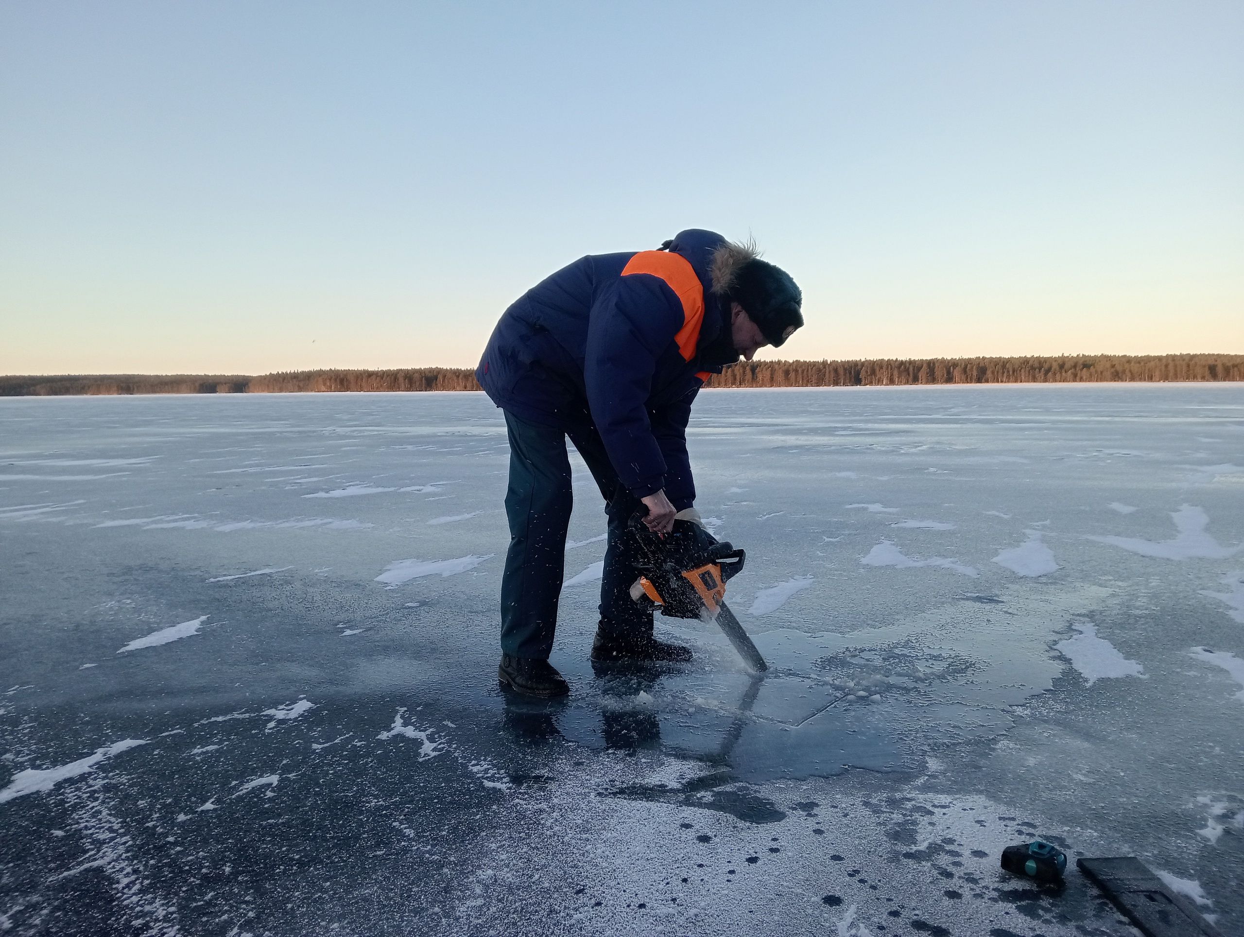 ГИМС проверила состоянии льда на водоемах на севере Карелии