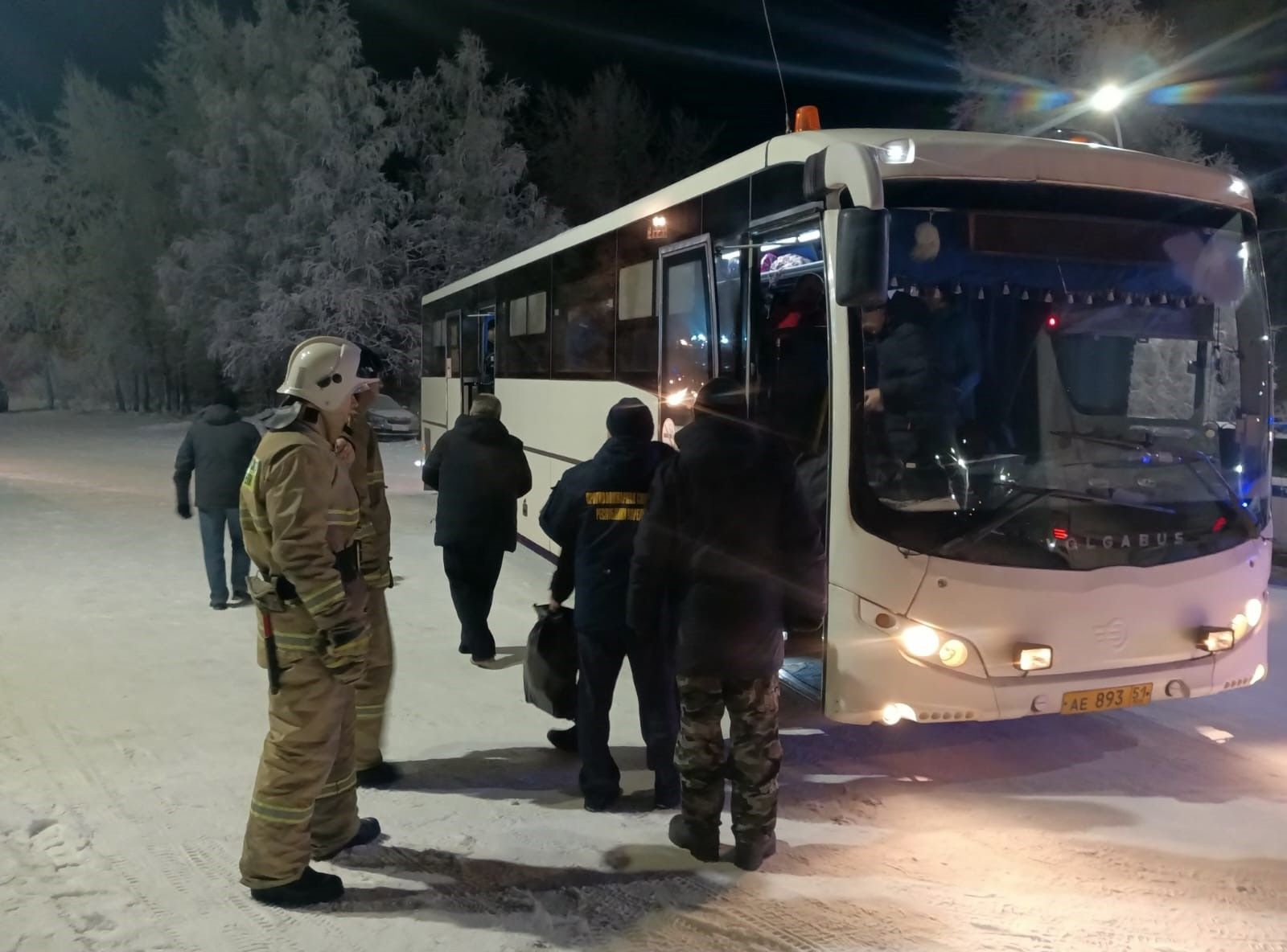 Карельские пожарные помогли во время эвакуации пассажирам поврежденного поезда Мурманск-Санкт-Петербург