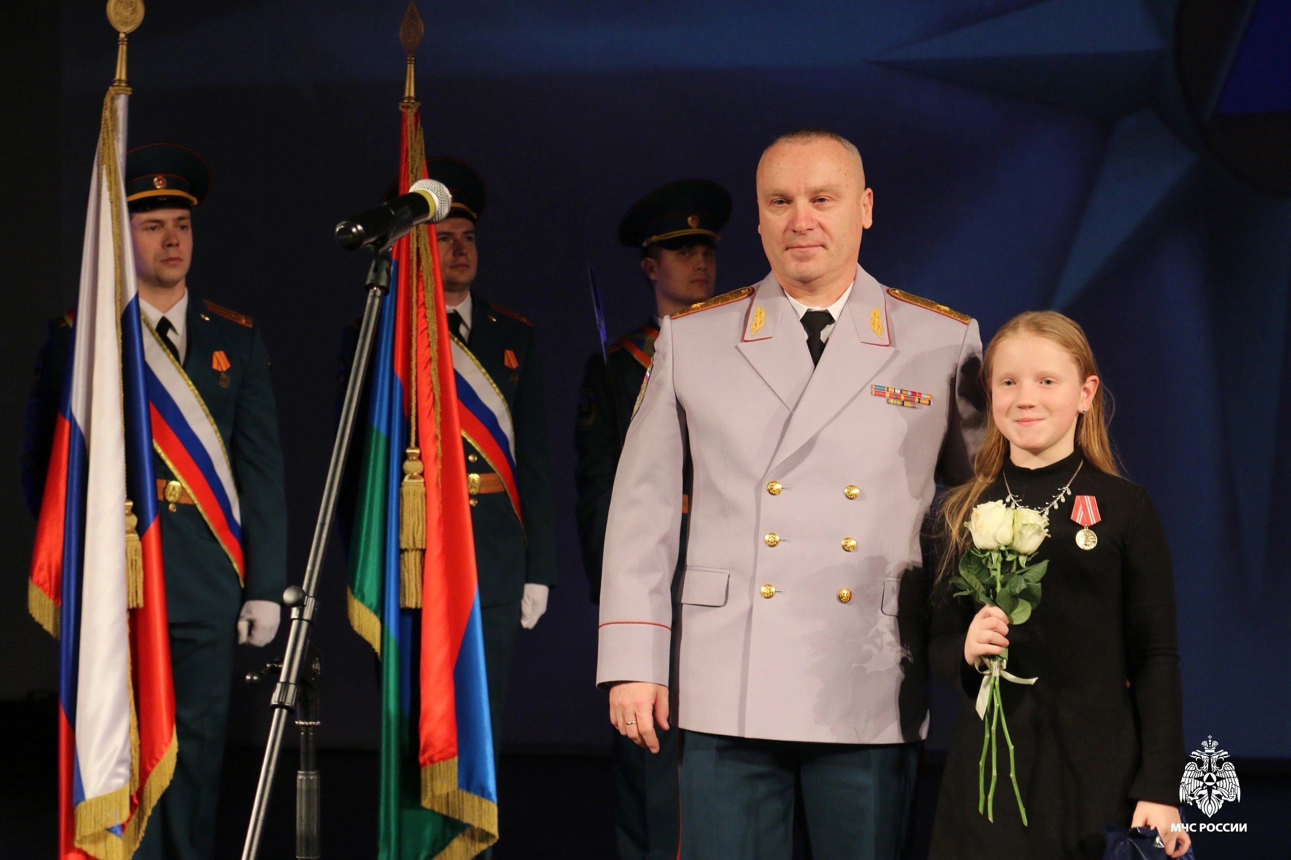 «Этот день рождения Лада запомнит навсегда». Юная жительница Приладожья помогала в тушении пожара, ее поступок оценило МЧС России