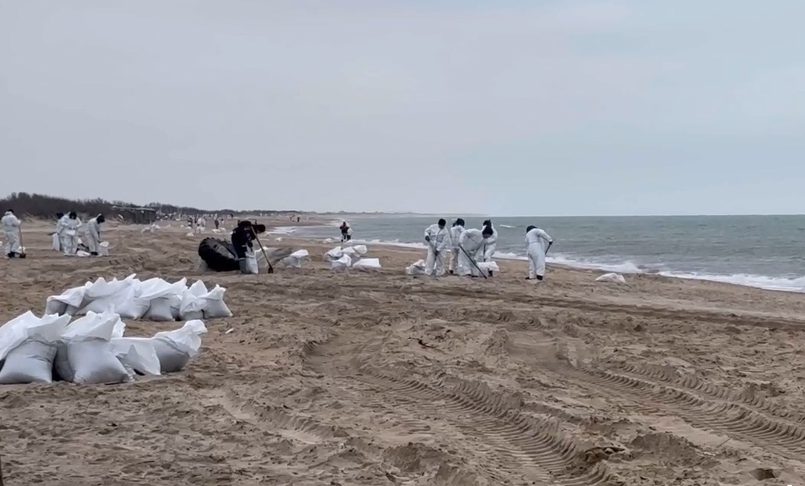 Власти Краснодарского края не знают, где утилизировать такое количество мазута