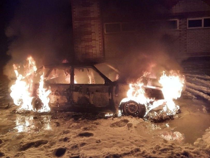 Автомобиль полыхал ночью в карельском поселке