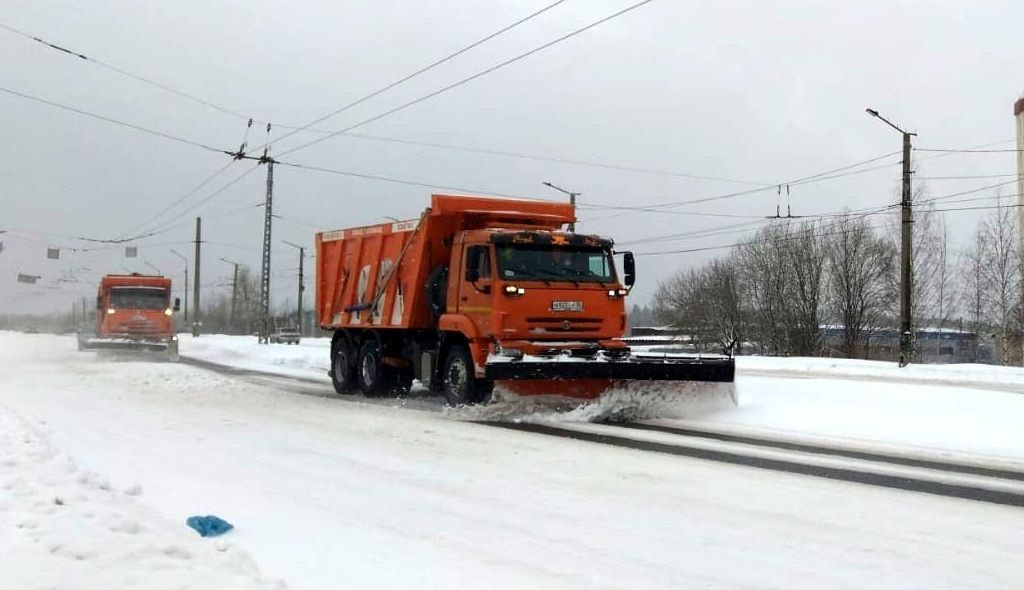 В Петрозаводске в связи со снегопадом убирают снег круглосуточно