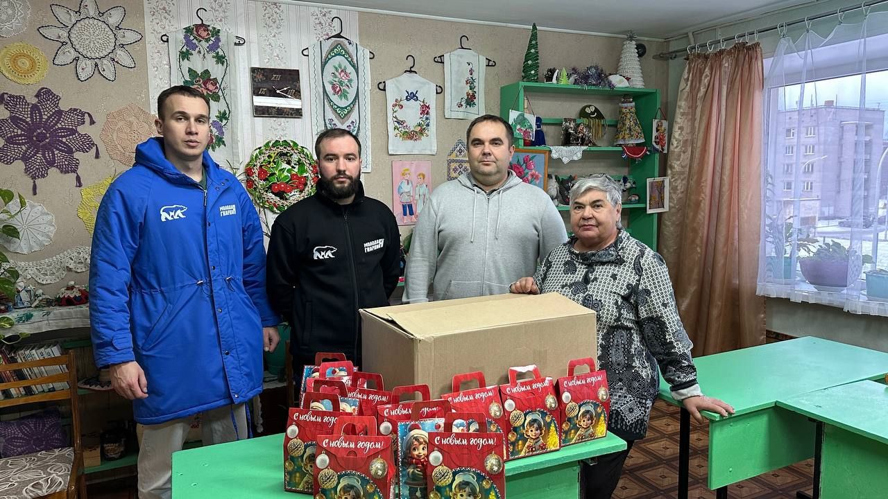 Волонтеры «Единой России» передали новогодние подарки общественному центру «Согласие» в Петрозаводске
