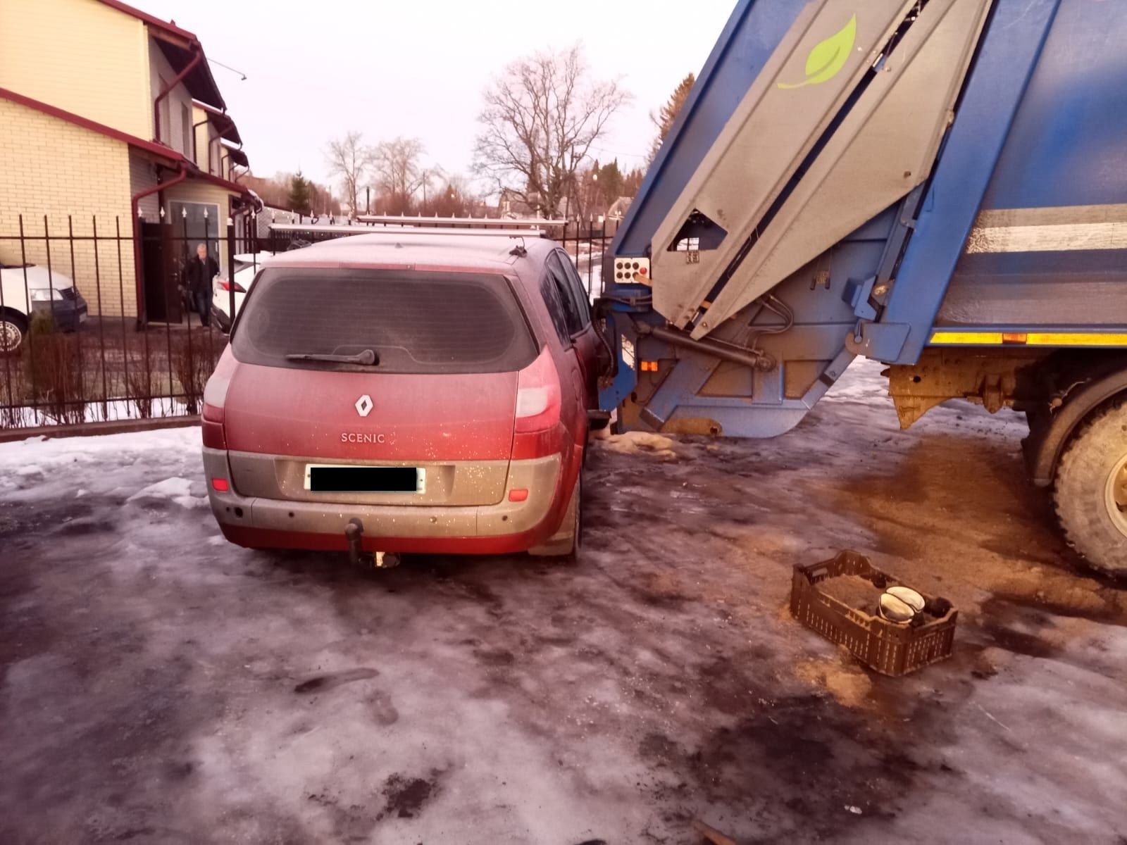 В городе Сортавала мусоровоз из-за гололеда врезался в припаркованный автомобиль и застрял