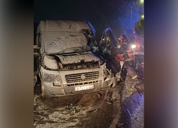 На трассе «Кола» в Карелии столкнулись грузовик и микроавтобус