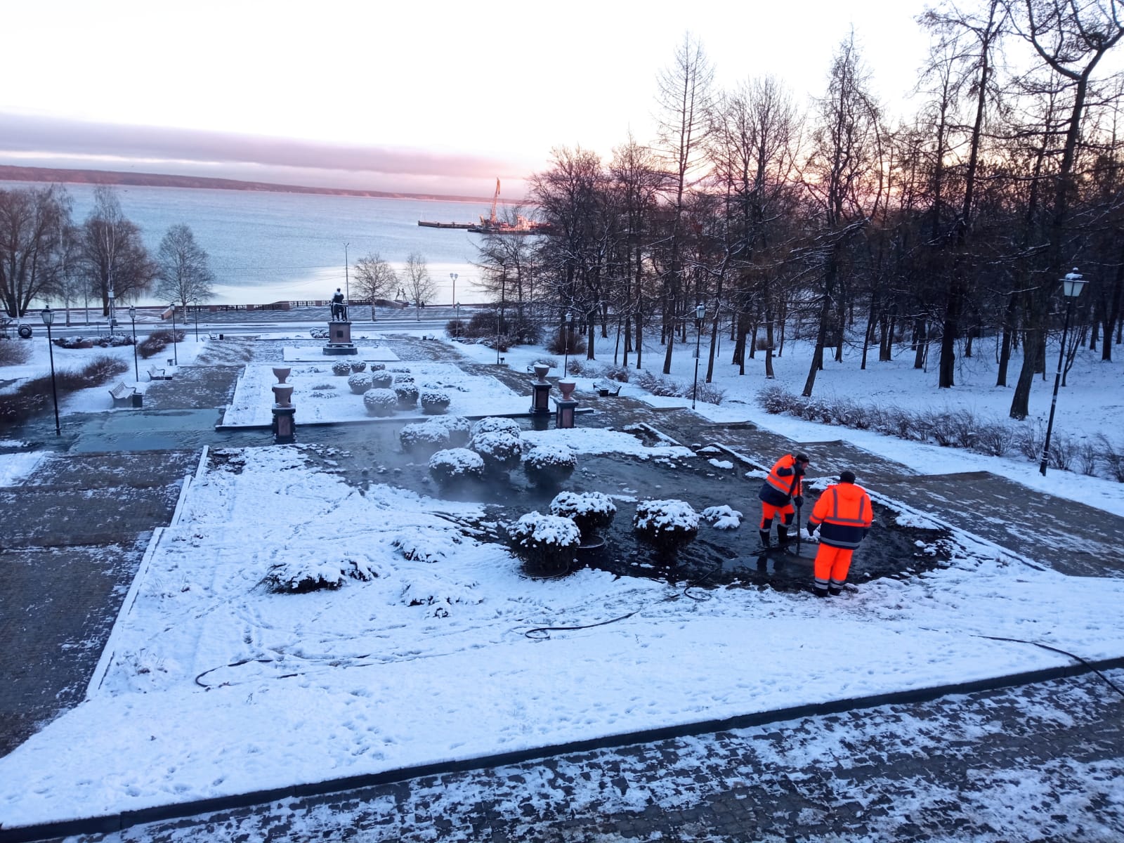 Спуск к набережной по улице Свердлова заливает канализацией