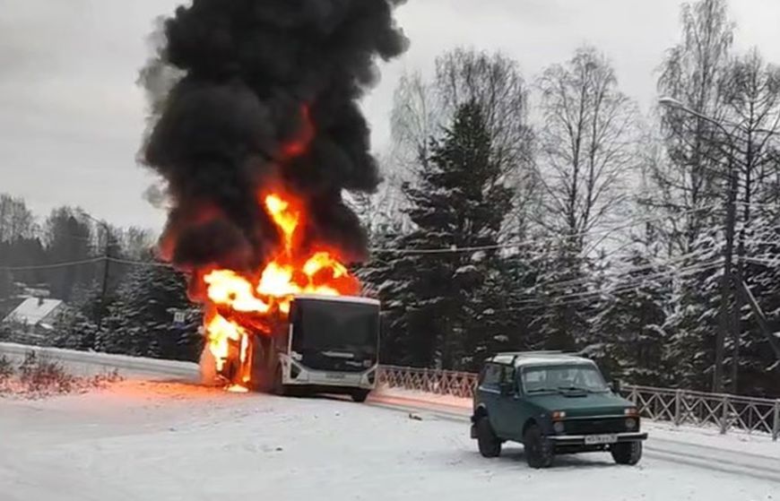 Рейсовый автобус «Петрозаводск-Святозеро» сгорел на трассе в Карелии