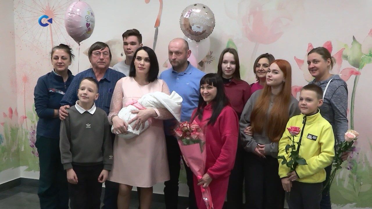 В Петрозаводске выписали домой девочку, родившуюся в подъезде