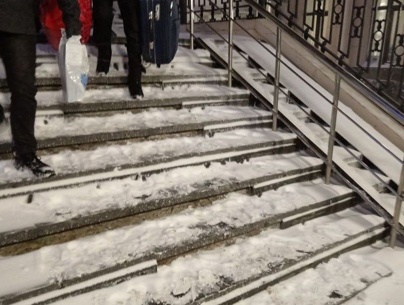 Петрозаводчанку возмутила неубранная лестница на ж/д вокзале