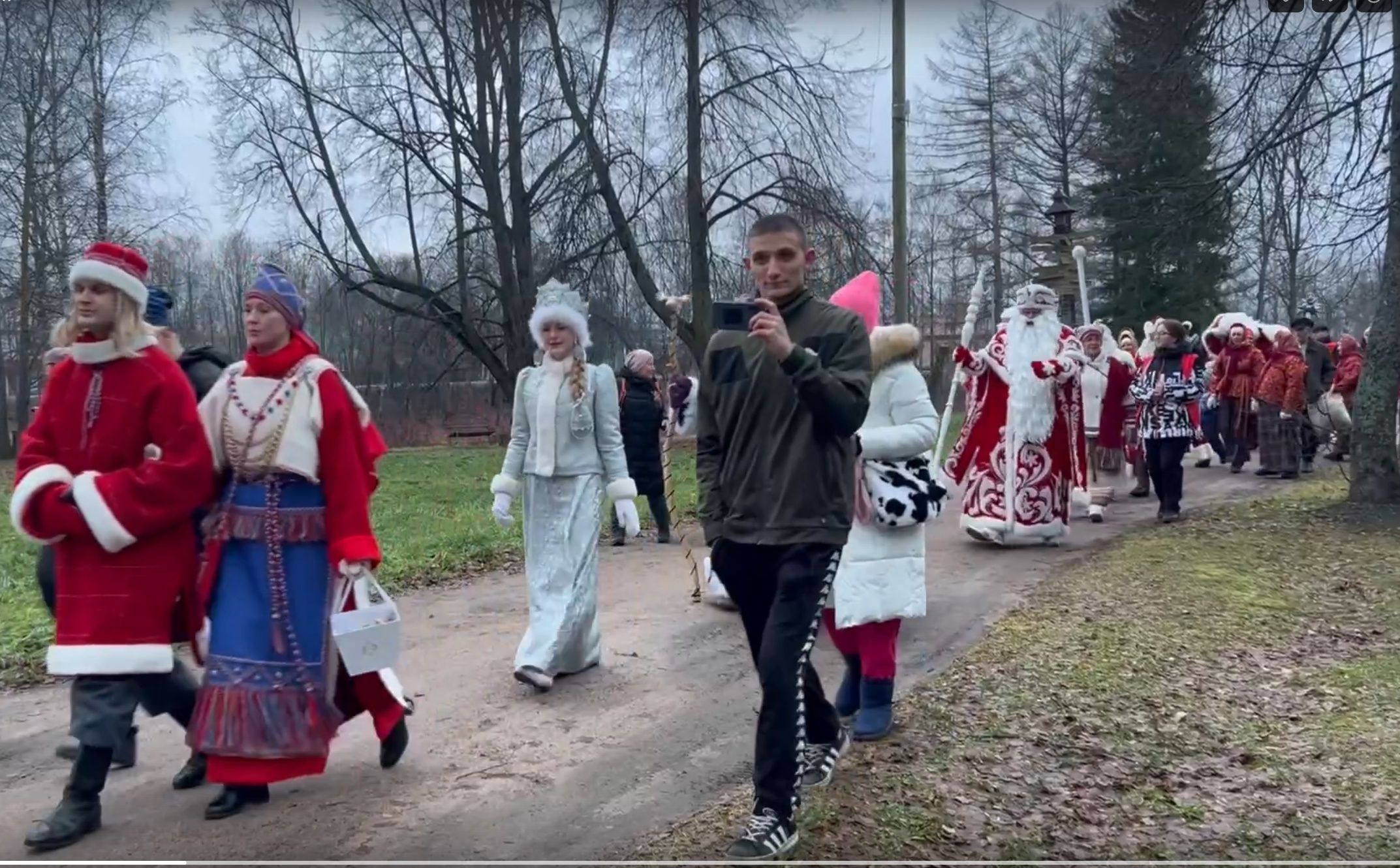 В Олонце прошло шествие Дедов Морозов