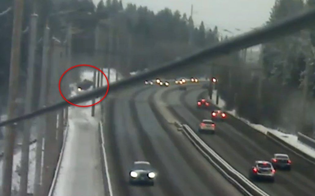 В Петрозаводске автомобиль вылетел на тротуар и перевернулся