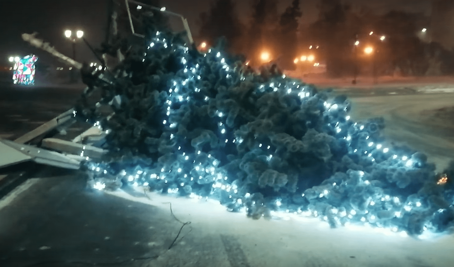 Ветер повалил праздничную ель в Петрозаводске