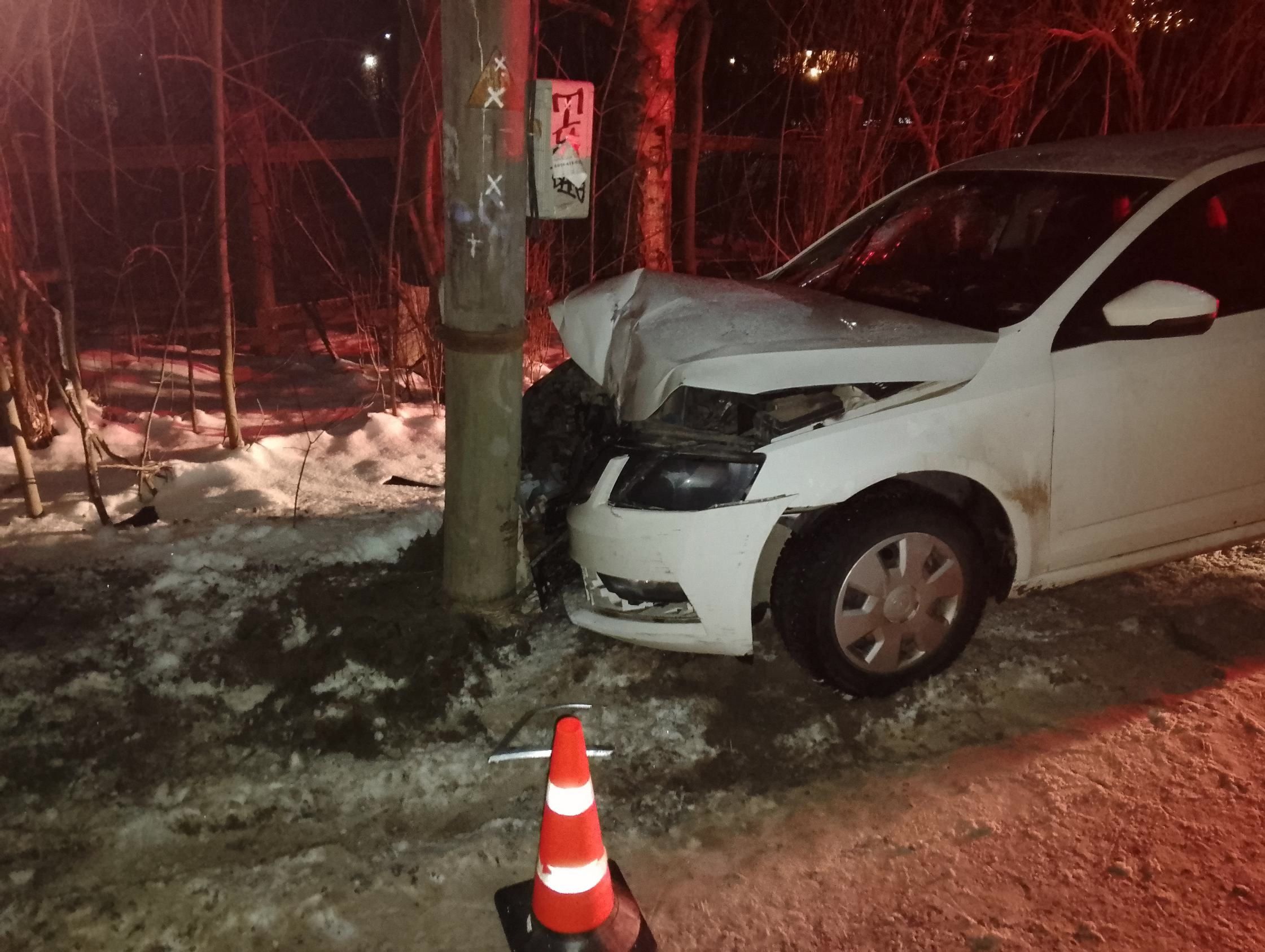 18-летняя нетрезвая петрозаводчанка без прав на иномарке протаранила столб