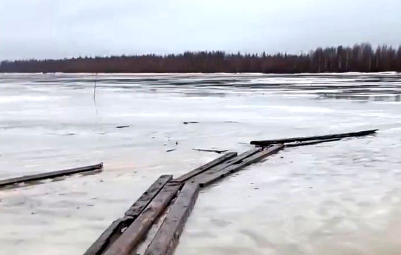 Жители Панозеро в отсутствии переправы добираются до берега по тонкому льду
