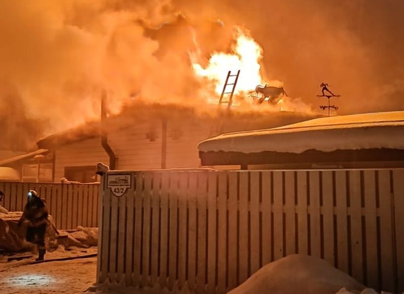 Пожарные рассказали о сложностях при тушении горящего дома в «Северных просторах» в Бесовце