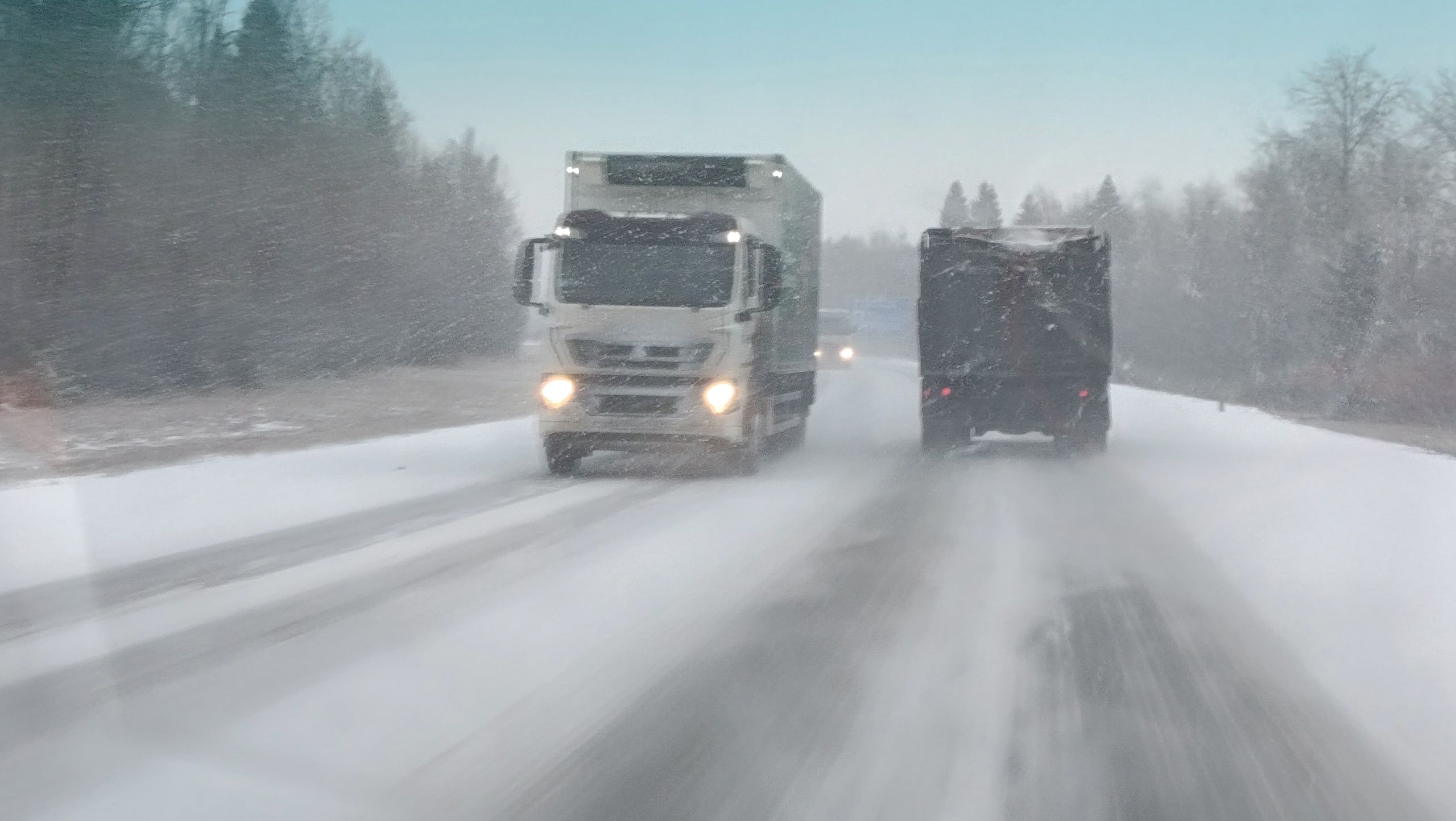 На трассе в Карелии из-за непогоды ограничили движение транспорта