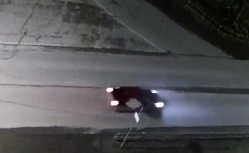 В Петрозаводске дорожный знак сорвало ветром и отбросило в автомобиль