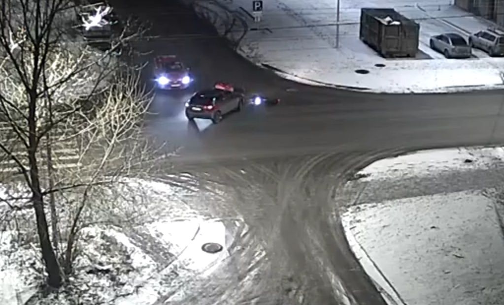 В Петрозаводске курьера сбил легковой автомобиль