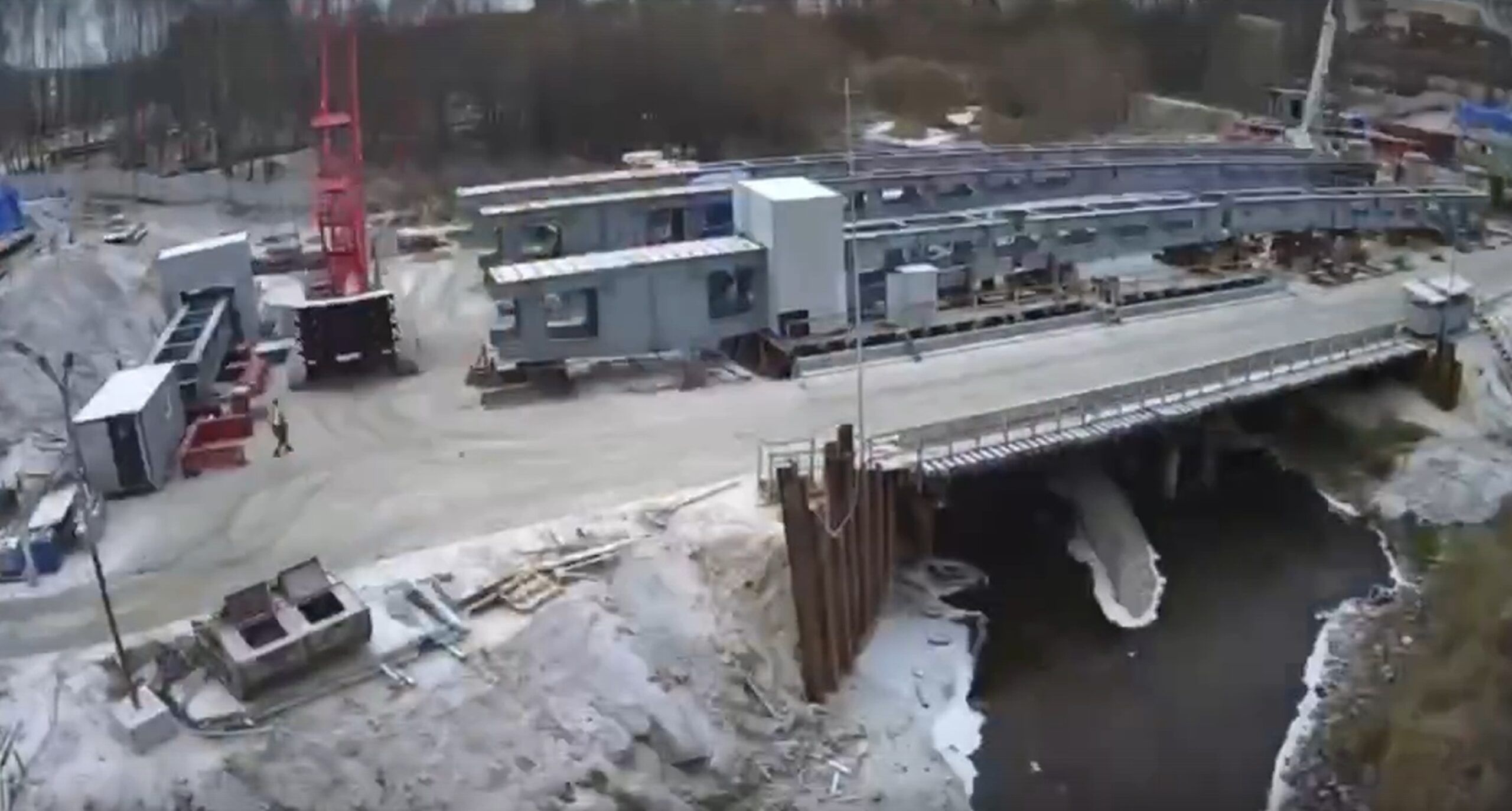 Строители установили первый из четырех пролетов моста на Мерецкова