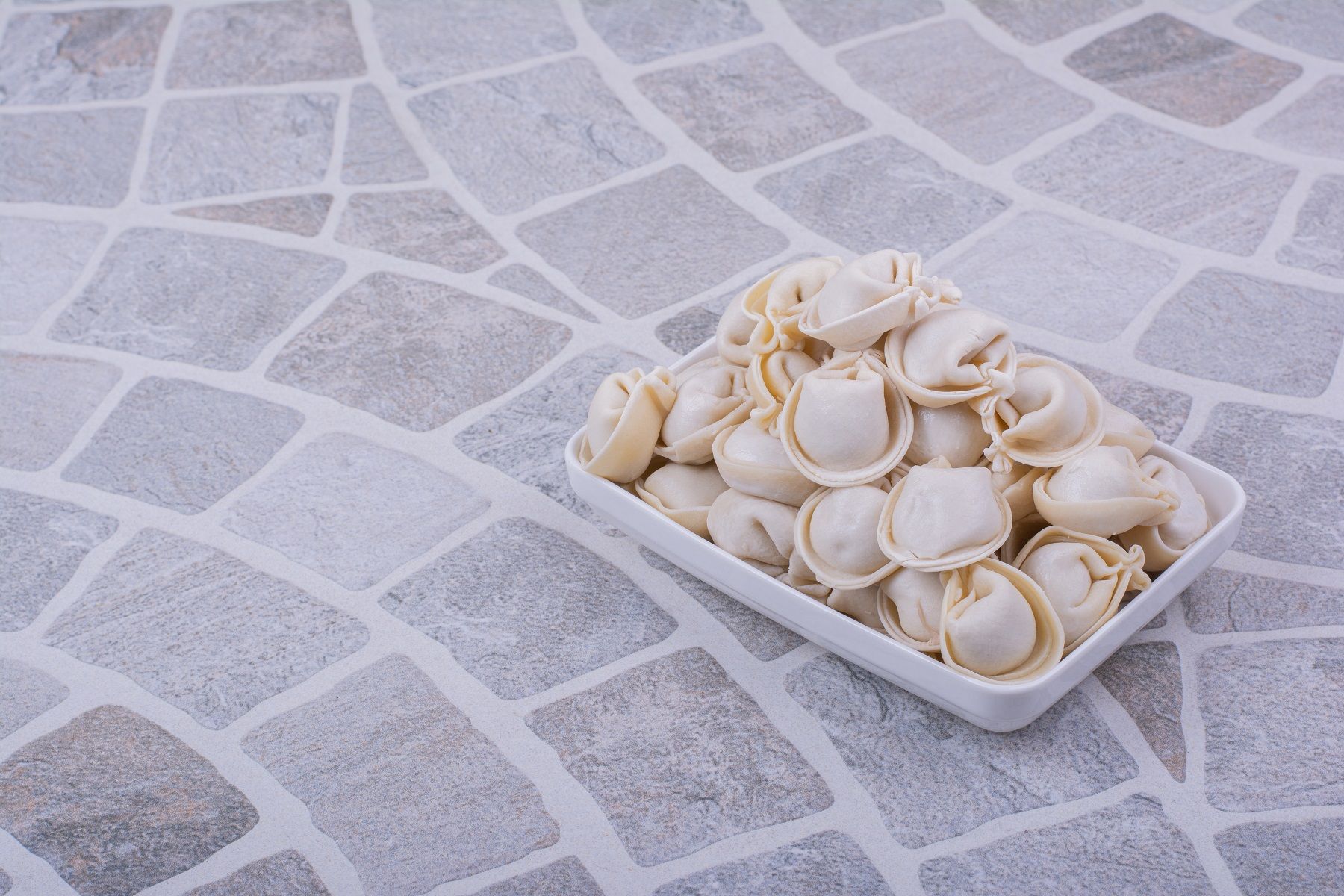 Сосиски с плесенью и просроченные пельмени выявили в магазине Суоярви