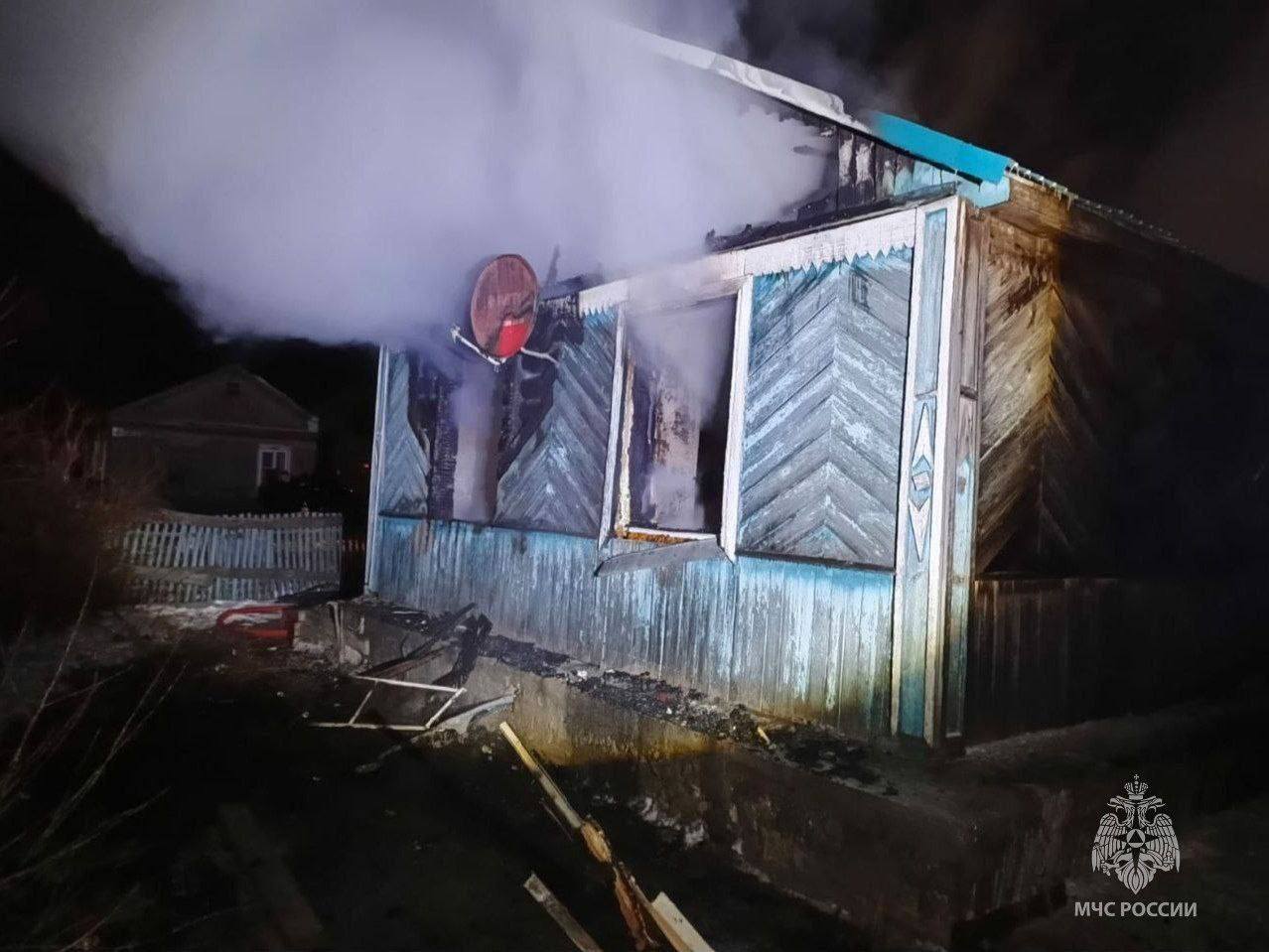Трое маленьких детей погибли в пожаре в российском регионе
