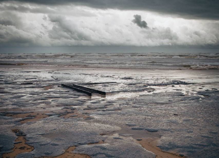 Мазут с потерпевших крушение танкеров затапливает центральный пляж Анапы