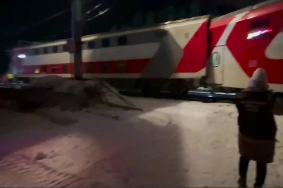 Столкнувшийся с пассажирским поездом грузовой состав неправильно закрепили на уклоне