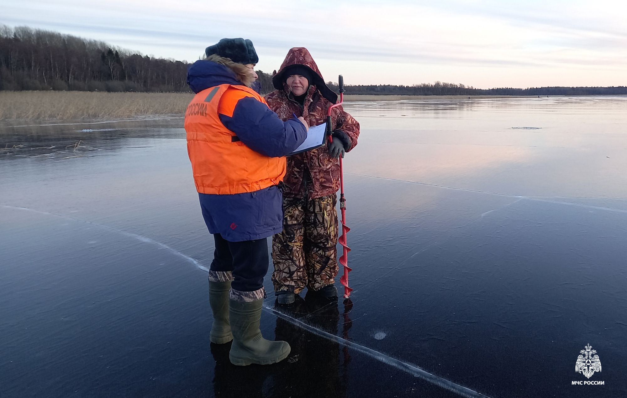 Карельские спасатели проверили толщину льда на популярных у рыбаков водоемах