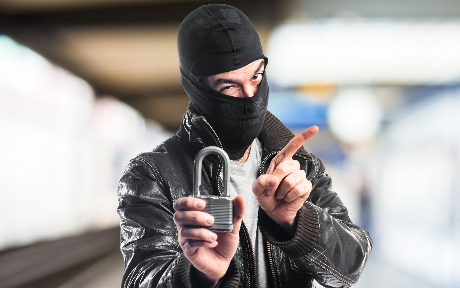 Двое жителей Прионежья обокрали магазин с табачными изделиями