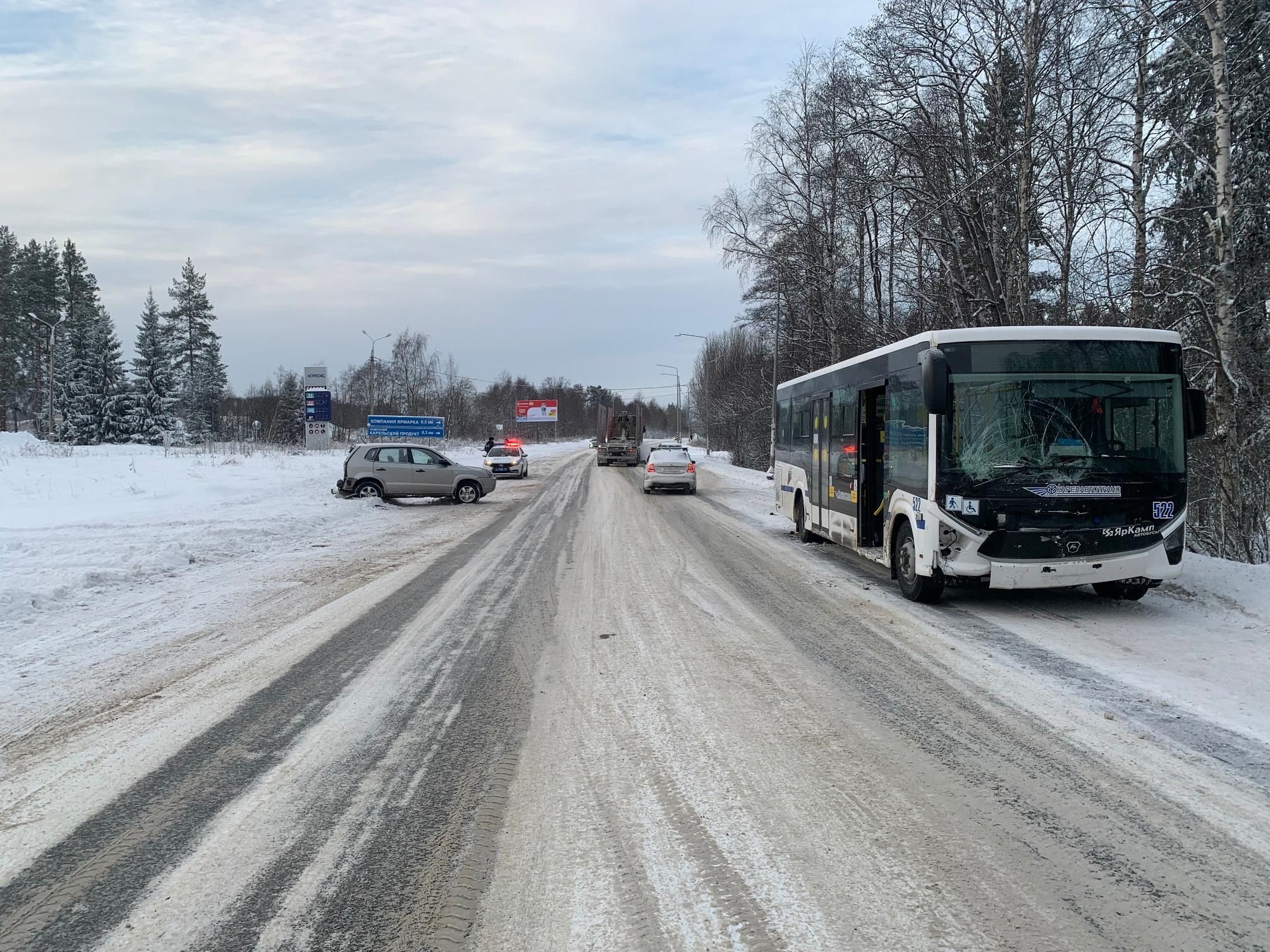 В Петрозаводске внедорожник протаранил автобус