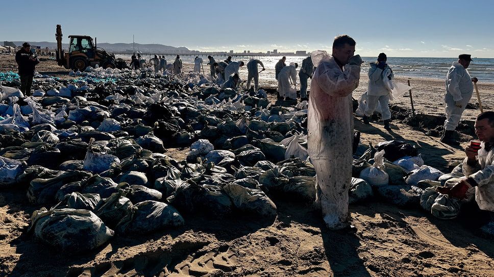 Из-за разлива мазута в Черном море введен режим ЧС федерального уровня