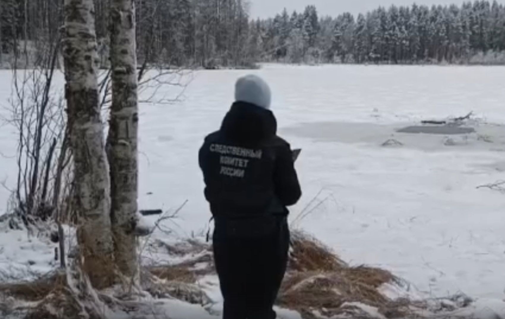 Следком проводит проверку после гибели двух рыбаков на озере в Карелии