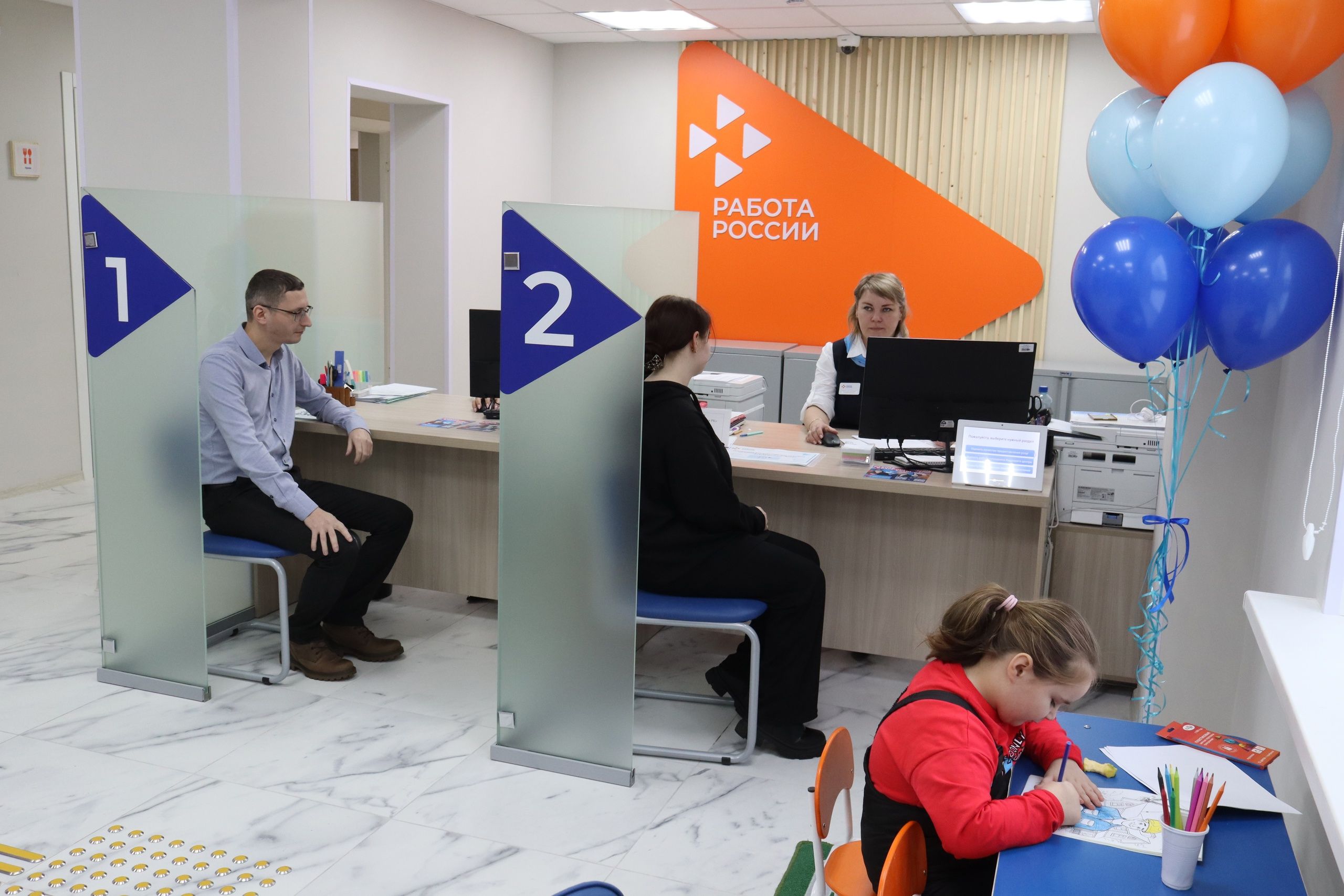 «Работаем с молодежью, инвалидами, пенсионерами». Артур Парфенчиков открыл Кадровый центр в Олонце