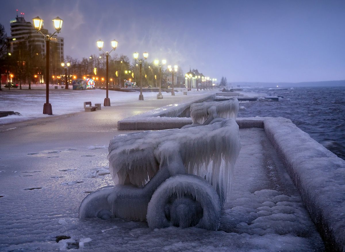 Набережная Петрозаводска превратилась в каток после шторма
