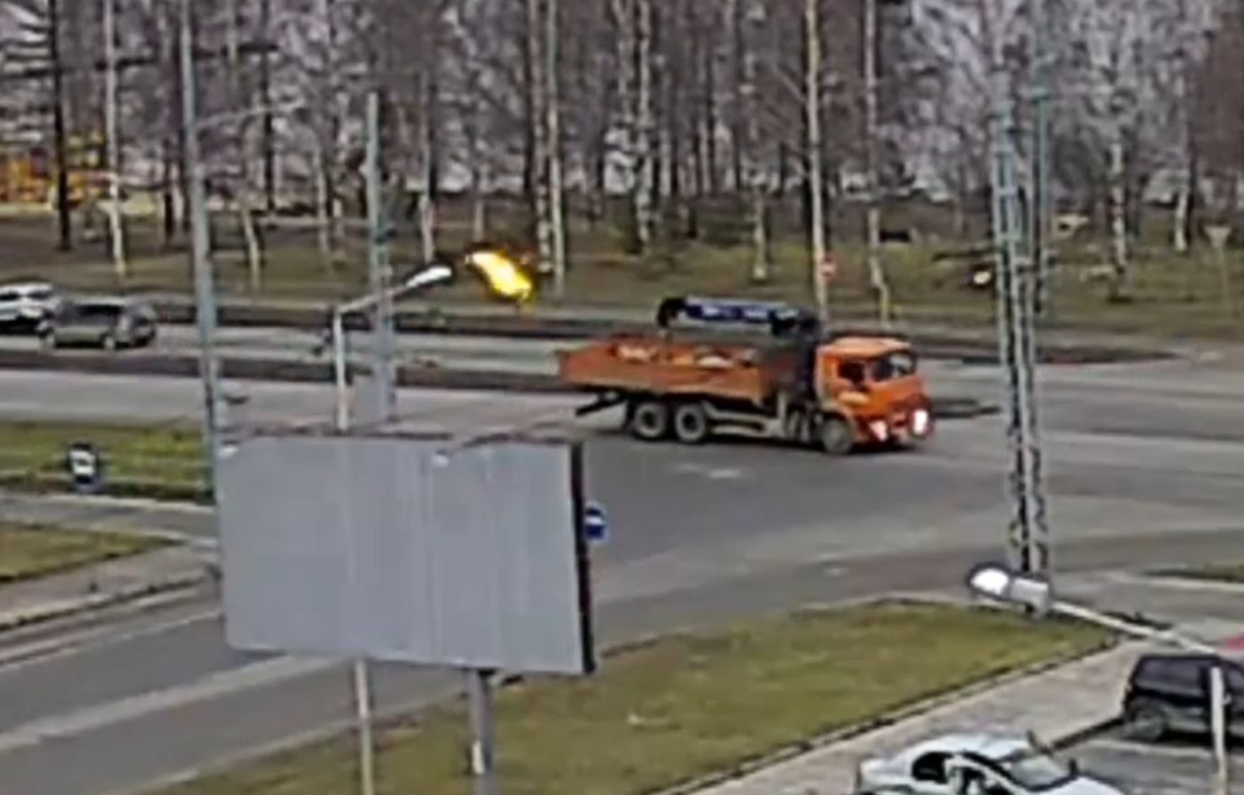 В Петрозаводске большегруз оборвал провода