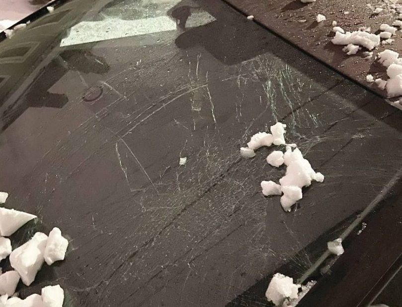 Снежная глыба упала прямо на автомобиль в Петрозаводске